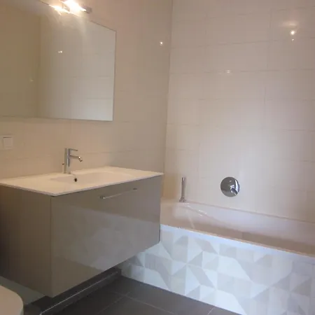 Charming Urban Retreat With Greenery Views - Kirchberg Business Center Appartement Luxemburg